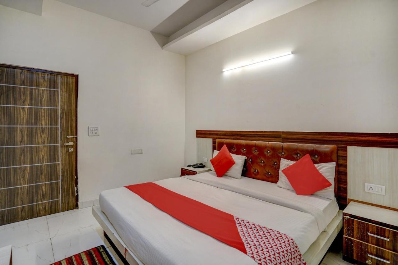 Oyo 78981 The Diamond Nest Noida Exterior foto