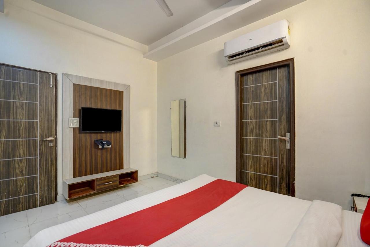 Oyo 78981 The Diamond Nest Noida Exterior foto