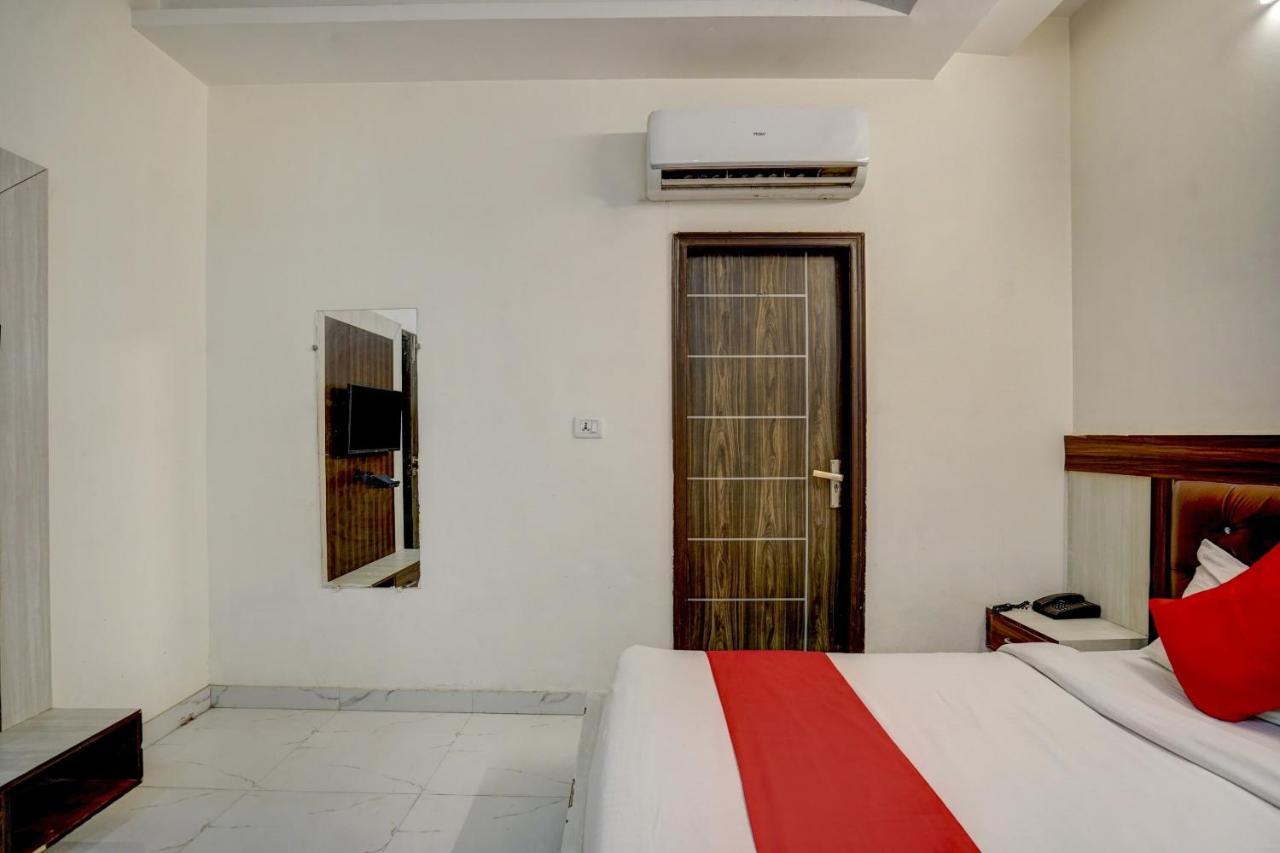 Oyo 78981 The Diamond Nest Noida Exterior foto