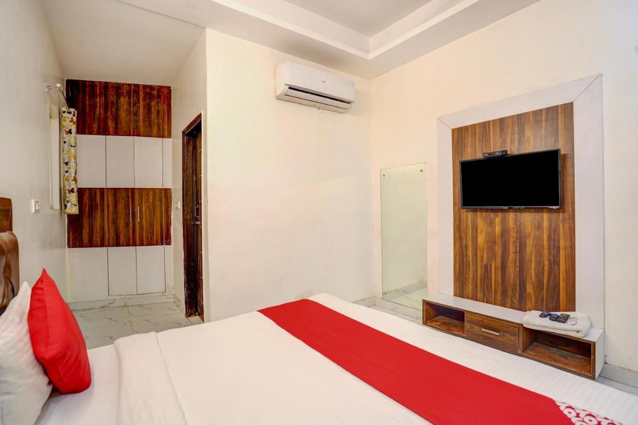 Oyo 78981 The Diamond Nest Noida Exterior foto