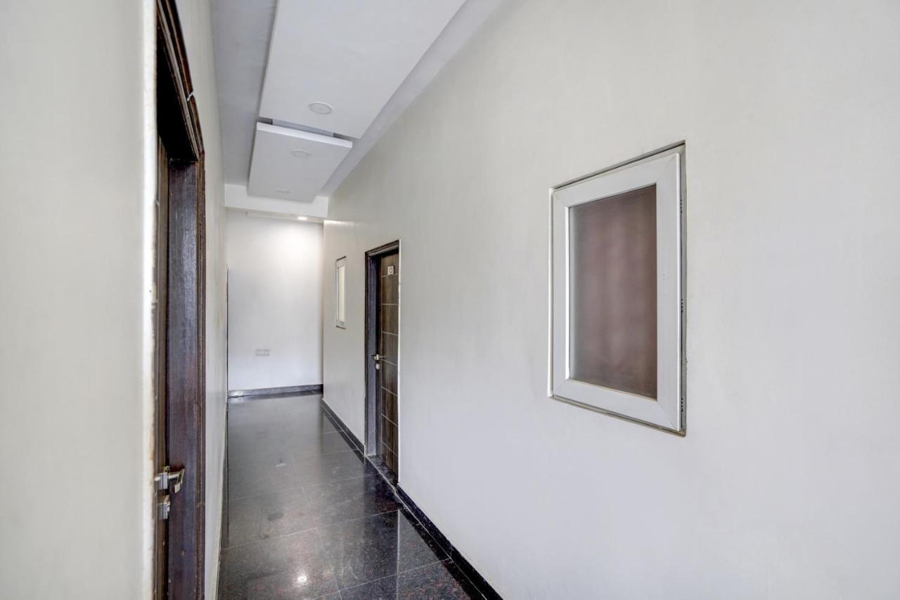 Oyo 78981 The Diamond Nest Noida Exterior foto